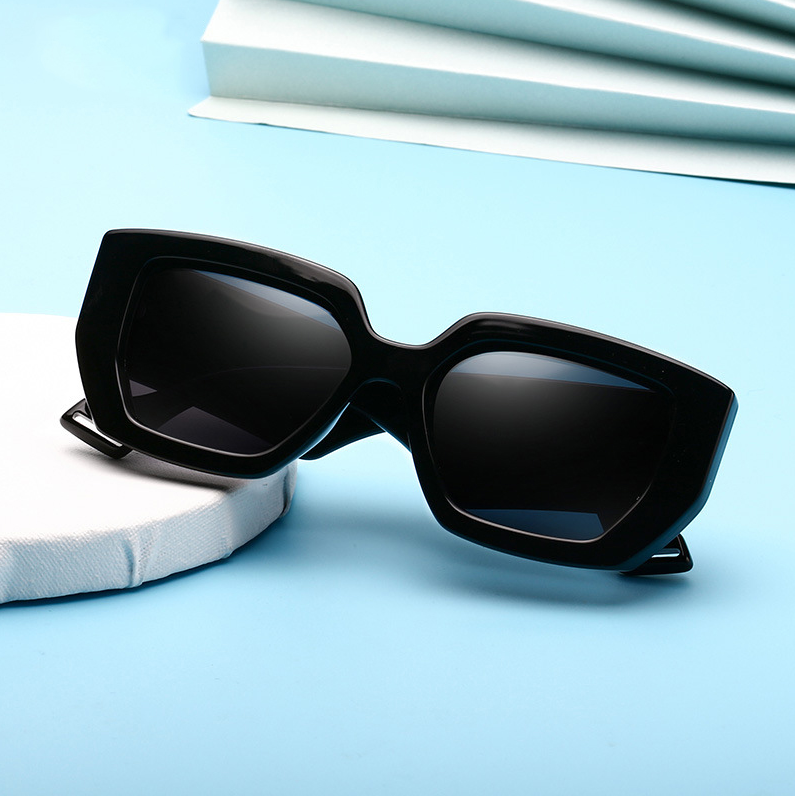 Trendy Celebrity-Fashion Shades - Bold Retro Design Thick Frame Sunglasses